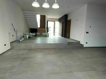 Divina Casa en La Condesa Juriquilla, 3 Niveles, 4.5 Baños, Estudio o 4ta Rec