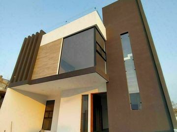 Divina Casa en La Condesa Juriquilla, 3 Niveles, 4.5 Baños, Estudio o 4ta Rec