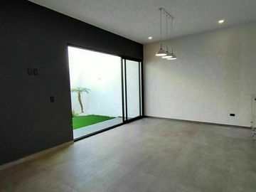 Divina Casa en La Condesa Juriquilla, 3 Niveles, 4.5 Baños, Estudio o 4ta Rec