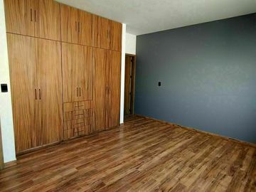 Divina Casa en La Condesa Juriquilla, 3 Niveles, 4.5 Baños, Estudio o 4ta Rec