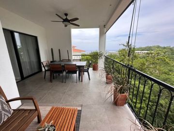 Departamento con vista al mar, alberca, cerca de Playa Arrocito, en venta Huatul