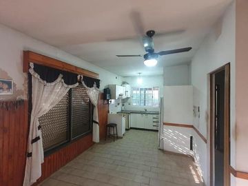 CASA 3 AMB. AMPLIO CON PATIO Y GARAGE