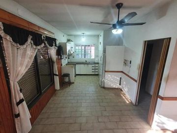 CASA 3 AMB. AMPLIO CON PATIO Y GARAGE