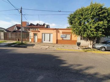 CASA 3 AMB. AMPLIO CON PATIO Y GARAGE