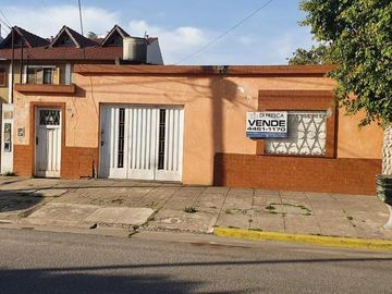 CASA 3 AMB. AMPLIO CON PATIO Y GARAGE