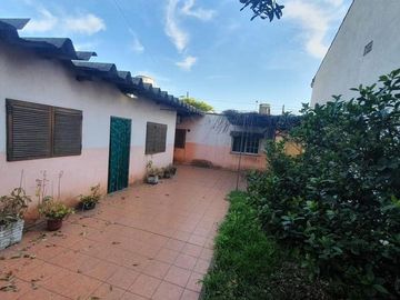 CASA 3 AMB. AMPLIO CON PATIO Y GARAGE