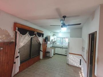 CASA 3 AMB. AMPLIO CON PATIO Y GARAGE