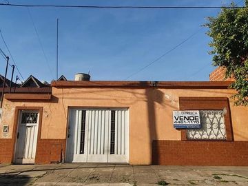 CASA 3 AMB. AMPLIO CON PATIO Y GARAGE