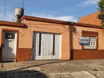 CASA 3 AMB. AMPLIO CON PATIO Y GARAGE