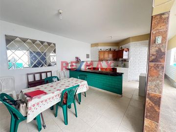 ¡Vendo CASA de playa en Punta Negra!
Vendo casa por la calle de playa en el distrito de Punta Negra, kilometro 40 de la Panamericana Sur (antigua). A