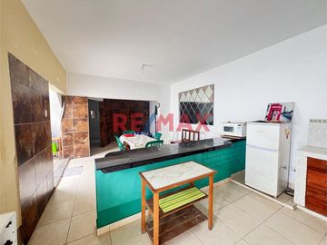 ¡Vendo CASA de playa en Punta Negra!
Vendo casa por la calle de playa en el distrito de Punta Negra, kilometro 40 de la Panamericana Sur (antigua). A