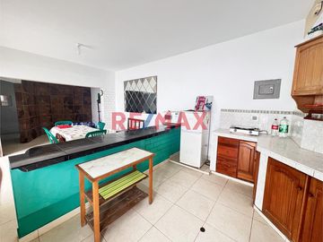 ¡Vendo CASA de playa en Punta Negra!
Vendo casa por la calle de playa en el distrito de Punta Negra, kilometro 40 de la Panamericana Sur (antigua). A