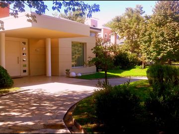 COUNTRY LOMAS DE LA CAROLINA-RECIBE PROPIEDADES!!- MAGNÍFICA- 3 Dorm-1.500 mts-500 cub.-PILETA-