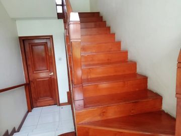 Di Sewakan Rumah Luxury Full Furnished 4 Kamar di Jl. Setrasari Bandung