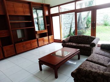 Di Sewakan Rumah Luxury Full Furnished 4 Kamar di Jl. Setrasari Bandung