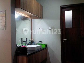 Rumah dengan Cafe Aktif di Cinere - Lahan Luas Lokasi Strategis Harga Terbaik