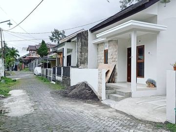 RUMAH BARU DALAM PERUAMHAN DEKAT KAMPUS UII
