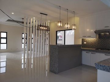 Modern House with 5 Bedroom in Angeles City Near SM Clark
