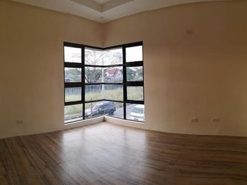 Modern House with 5 Bedroom in Angeles City Near SM Clark