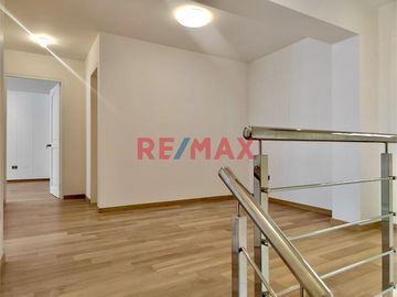 ¡Vive en la Exclusiva Urb. Hortensias de California! 🌟

Vende hermoso dúplex de 151 m² en un condominio cerrado y vigilado 24/7 con cámaras de segur