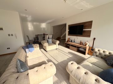 ¡Vive en la Exclusiva Urb. Hortensias de California! 🌟

Vende hermoso dúplex de 151 m² en un condominio cerrado y vigilado 24/7 con cámaras de segur