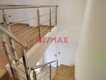 ¡Vive en la Exclusiva Urb. Hortensias de California! 🌟

Vende hermoso dúplex de 151 m² en un condominio cerrado y vigilado 24/7 con cámaras de segur