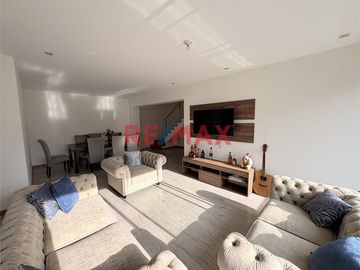 ¡Vive en la Exclusiva Urb. Hortensias de California! 🌟

Vende hermoso dúplex de 151 m² en un condominio cerrado y vigilado 24/7 con cámaras de segur