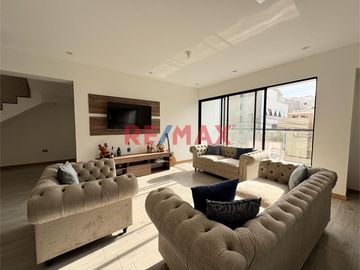 ¡Vive en la Exclusiva Urb. Hortensias de California! 🌟

Vende hermoso dúplex de 151 m² en un condominio cerrado y vigilado 24/7 con cámaras de segur