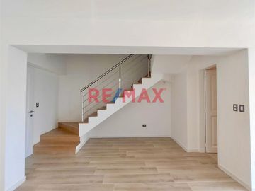 ¡Vive en la Exclusiva Urb. Hortensias de California! 🌟

Vende hermoso dúplex de 151 m² en un condominio cerrado y vigilado 24/7 con cámaras de segur