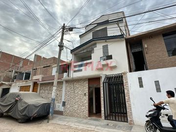 🏡 **¡Oportunidad Única en Chiclayo!** 🌟

Descubre tu futuro hogar en **Santo Domingo URB LAS BRISAS . Esta casa urbana es perfecta para familias o i