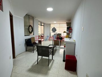 🏡 **¡Oportunidad Única en Chiclayo!** 🌟

Descubre tu futuro hogar en **Santo Domingo URB LAS BRISAS . Esta casa urbana es perfecta para familias o i