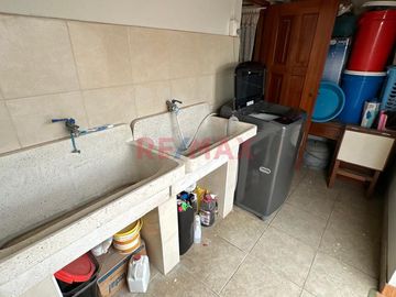 🏡 **¡Oportunidad Única en Chiclayo!** 🌟

Descubre tu futuro hogar en **Santo Domingo URB LAS BRISAS . Esta casa urbana es perfecta para familias o i