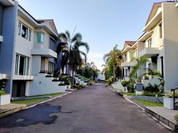 Disewakan Town House Mewah di Cilandak dengan Kolam Renang dan Taman Tipe 4 Br & Unfurnished HSE-A0399