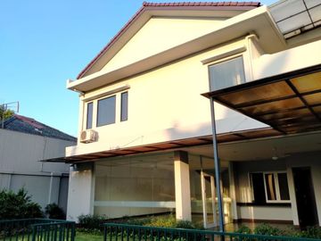 Disewakan Town House Mewah di Cilandak dengan Kolam Renang dan Taman Tipe 4 Br & Unfurnished HSE-A0399
