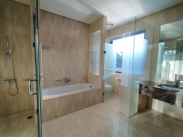 Disewakan Town House Mewah di Cilandak dengan Kolam Renang dan Taman Tipe 4 Br & Unfurnished HSE-A0399