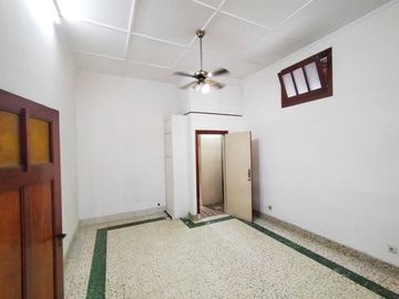 Di Sewakan Rumah Siap Huni 4 Kamar Bisa Untuk Kantor di Jl. Jamuju, Sayap Riau Bandung