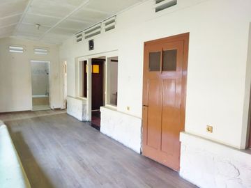 Di Sewakan Rumah Siap Huni 4 Kamar Bisa Untuk Kantor di Jl. Jamuju, Sayap Riau Bandung