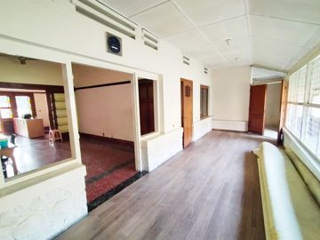 Di Sewakan Rumah Siap Huni 4 Kamar Bisa Untuk Kantor di Jl. Jamuju, Sayap Riau Bandung