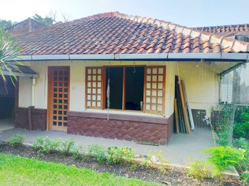 Di Sewakan Rumah Siap Huni 4 Kamar Bisa Untuk Kantor di Jl. Jamuju, Sayap Riau Bandung