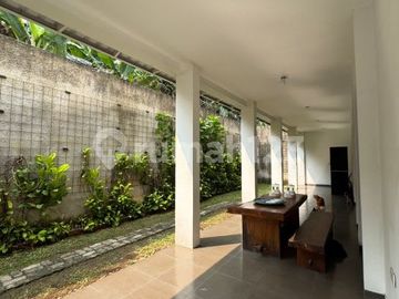 Rumah Berhalaman Luas Terawat 2 Lantai Dalam Komplek di Cirendeu