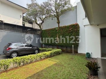 Rumah Berhalaman Luas Terawat 2 Lantai Dalam Komplek di Cirendeu