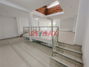 🏢 SE VENDE AMPLIO Y VERSÁTIL LOCAL COMERCIAL EN URB. CASUARINAS - TRUJILLO 🏢
📍 Frente al Colegio Montalcini European

Ideal para:
🍽️ Restaurantes