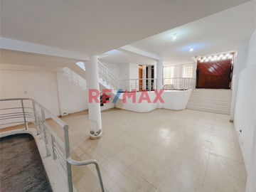 🏢 SE VENDE AMPLIO Y VERSÁTIL LOCAL COMERCIAL EN URB. CASUARINAS - TRUJILLO 🏢
📍 Frente al Colegio Montalcini European

Ideal para:
🍽️ Restaurantes