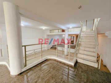 🏢 SE VENDE AMPLIO Y VERSÁTIL LOCAL COMERCIAL EN URB. CASUARINAS - TRUJILLO 🏢
📍 Frente al Colegio Montalcini European

Ideal para:
🍽️ Restaurantes