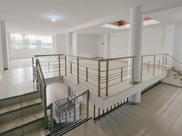 🏢 SE VENDE AMPLIO Y VERSÁTIL LOCAL COMERCIAL EN URB. CASUARINAS - TRUJILLO 🏢
📍 Frente al Colegio Montalcini European

Ideal para:
🍽️ Restaurantes
