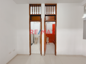 🏢 SE VENDE AMPLIO Y VERSÁTIL LOCAL COMERCIAL EN URB. CASUARINAS - TRUJILLO 🏢
📍 Frente al Colegio Montalcini European

Ideal para:
🍽️ Restaurantes