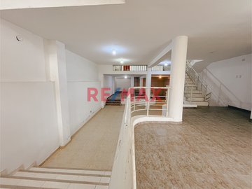 🏢 SE VENDE AMPLIO Y VERSÁTIL LOCAL COMERCIAL EN URB. CASUARINAS - TRUJILLO 🏢
📍 Frente al Colegio Montalcini European

Ideal para:
🍽️ Restaurantes