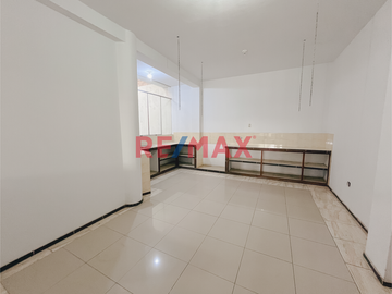 🏢 SE VENDE AMPLIO Y VERSÁTIL LOCAL COMERCIAL EN URB. CASUARINAS - TRUJILLO 🏢
📍 Frente al Colegio Montalcini European

Ideal para:
🍽️ Restaurantes