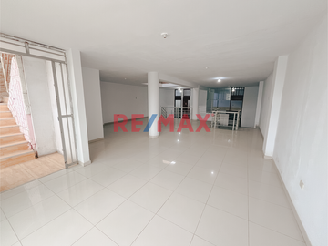 🏢 SE VENDE AMPLIO Y VERSÁTIL LOCAL COMERCIAL EN URB. CASUARINAS - TRUJILLO 🏢
📍 Frente al Colegio Montalcini European

Ideal para:
🍽️ Restaurantes