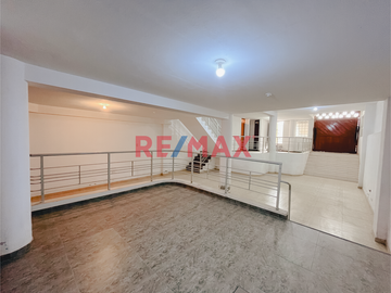 🏢 SE VENDE AMPLIO Y VERSÁTIL LOCAL COMERCIAL EN URB. CASUARINAS - TRUJILLO 🏢
📍 Frente al Colegio Montalcini European

Ideal para:
🍽️ Restaurantes